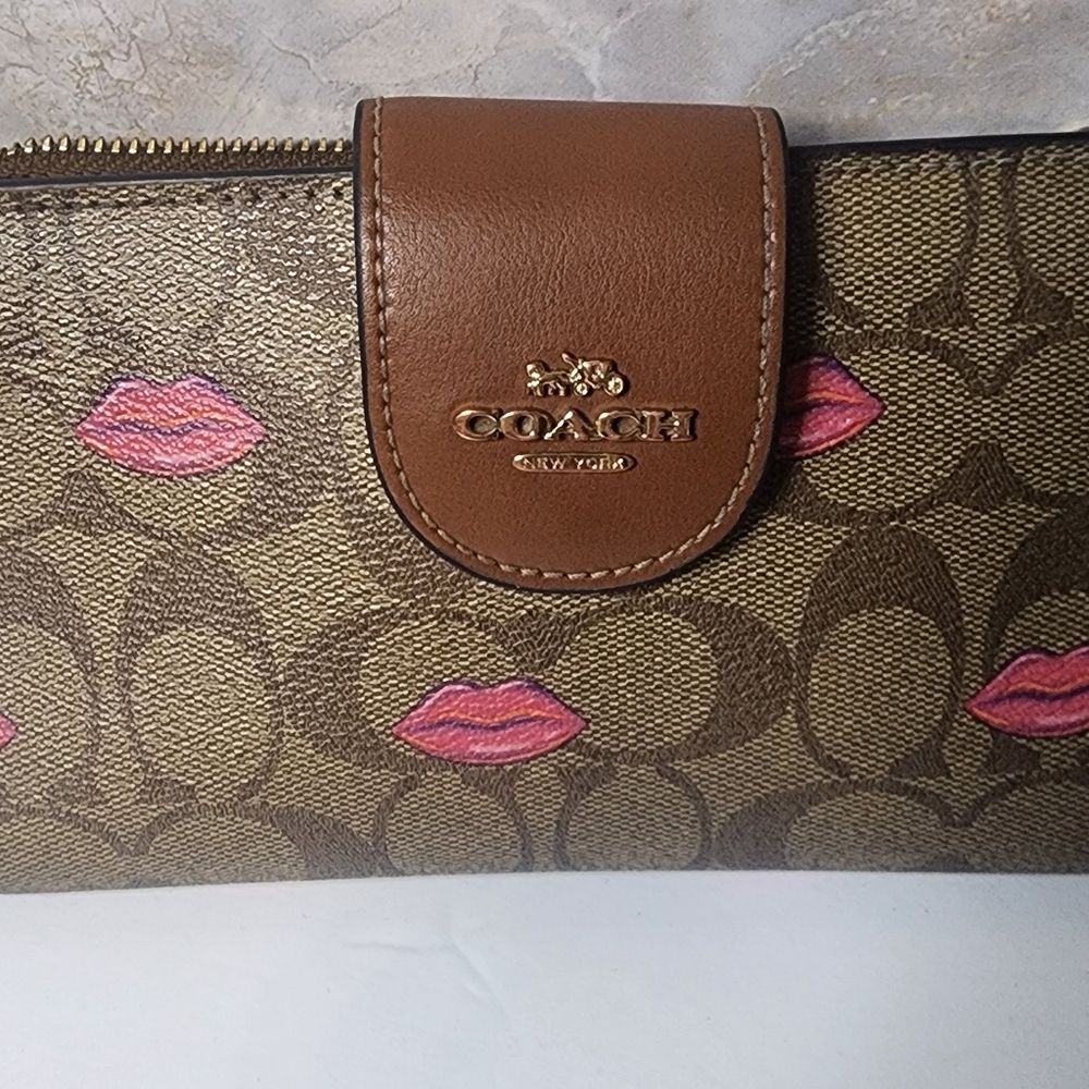 Coach Lips Wallet - Picture 3 of 7